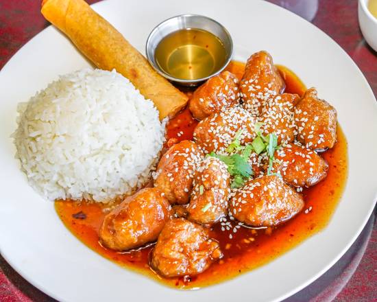Rouleaux Impériaux, Soupe Wonton et Poulet Général Tao avec Riz / Imperial Roll, Wonton Soup, General Tao Chicken and Rice