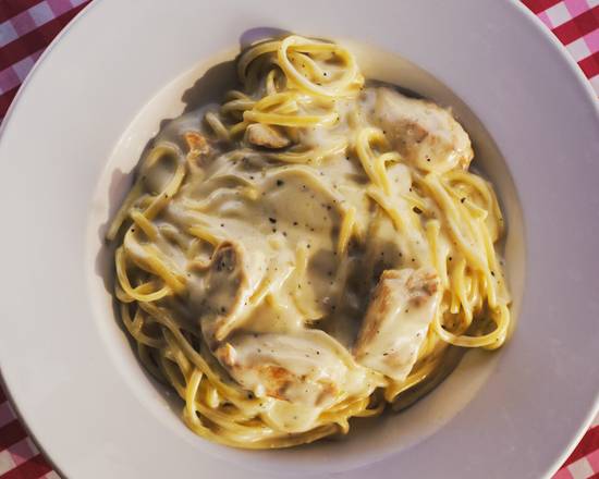 Linguini Alfredo Con Polo
