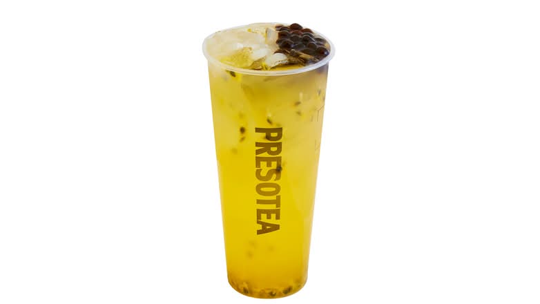 Thé vert au fruit de la passion avec perles de tapioca et gelée de litchi / Passion Fruit Green Tea with tapioca & Lychee Jelly