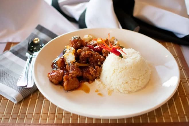 General Tao Chicken (Cơm Gà Xào Chua Ngọt)