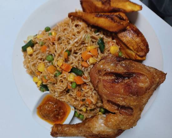 Fried noodles with plantains and chicken