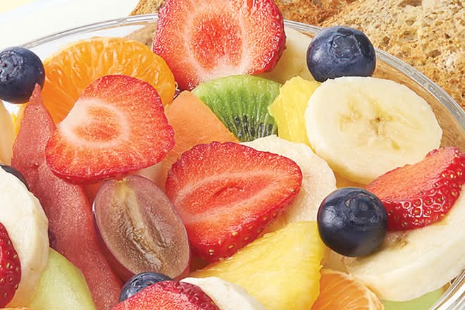 Gros bol de fruits frais et rôties / Large bowl of fresh fruit with toast