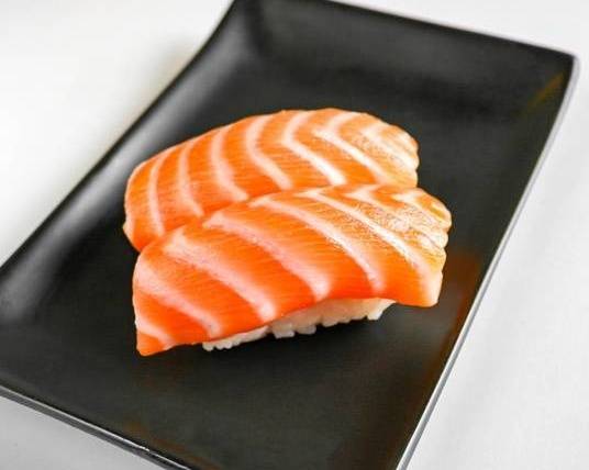 Salmon Nigiri (2 pcs)