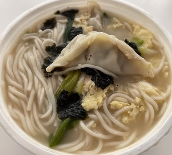 21. Dumpling Noodle Soup (만두국수)