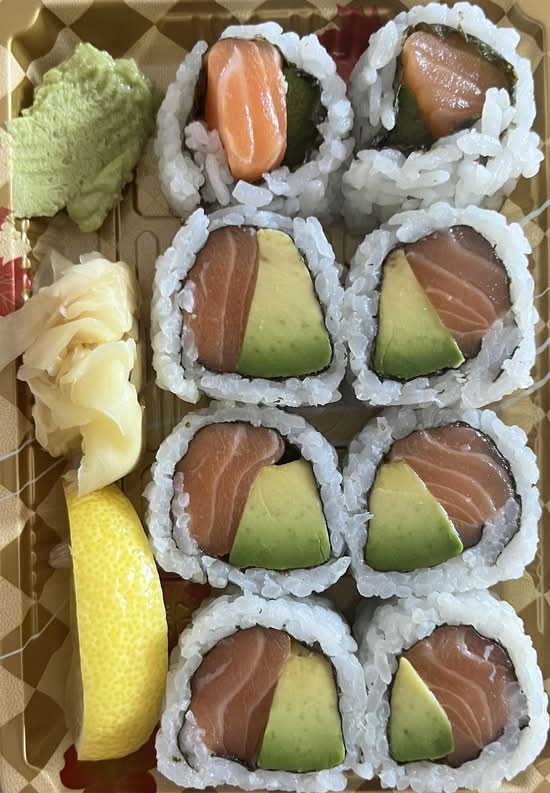 Salmon Avocado Roll (8 pcs)