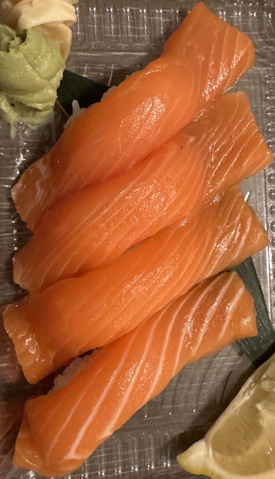 Salmon Sushi (2 pcs)