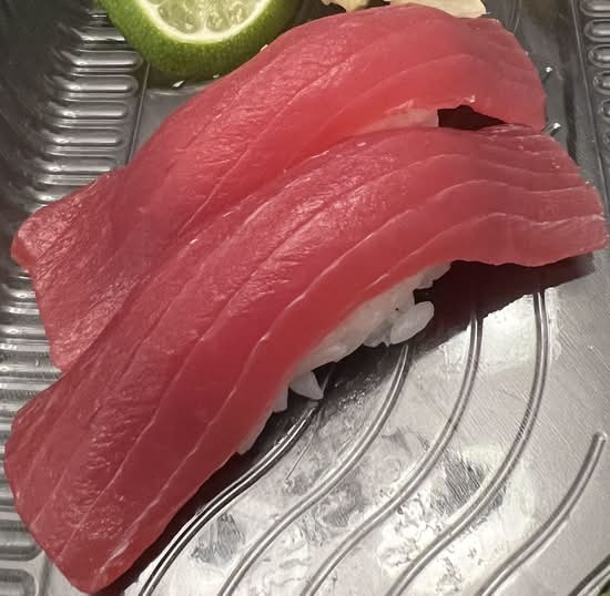 Tuna Sushi (2 pcs)