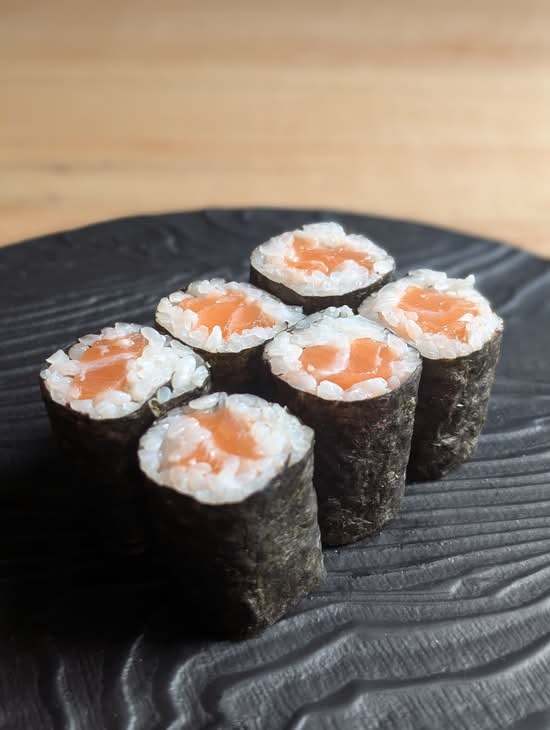Salmon Roll (6 Pcs.)