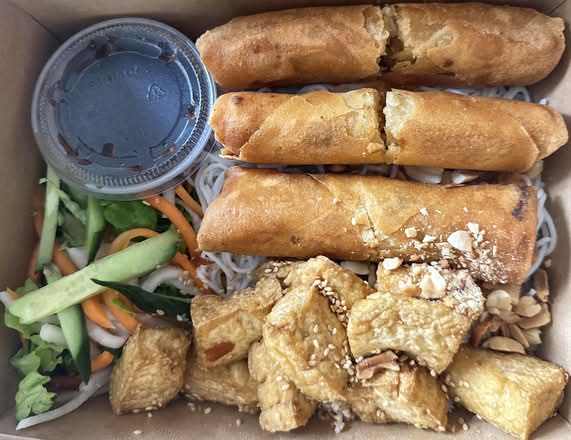 V6 - Vegan spring roll and tofu on vermicelli