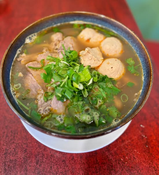 S7 - Hue spicy noodles soup – Bún bò Huế