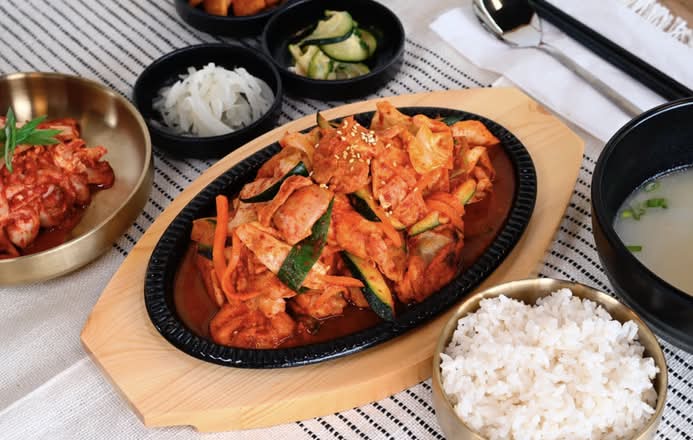 25. 닭갈비정식 (Spicy) / Dakgalbi Jung Sik / Marinated Spicy Chicken Meal
