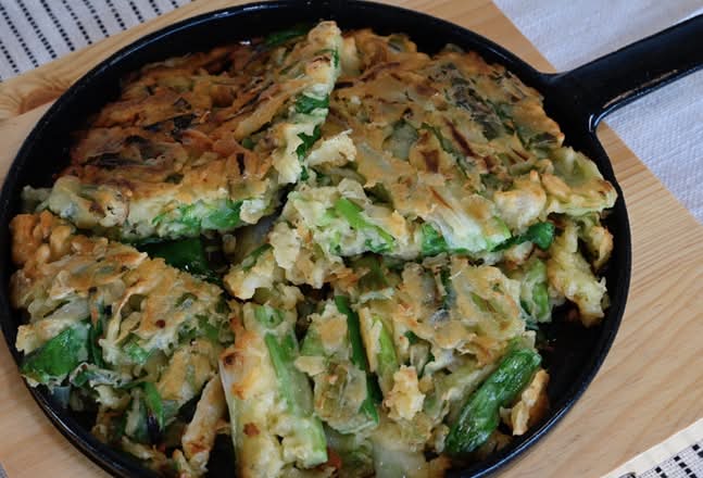 17. 해물파전 / HaeMulPaJeon / Seafood Pancake