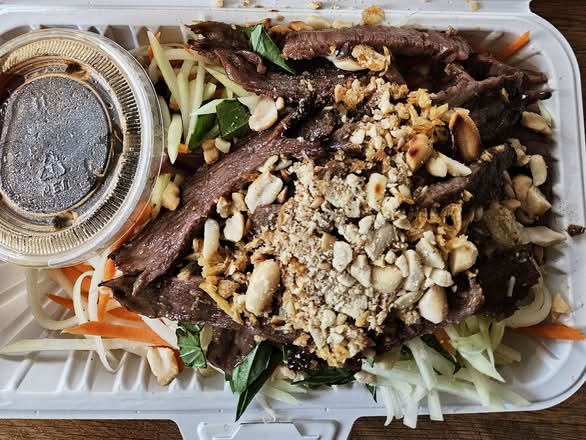 E04. Salade de papaye aux Boeuf / Papaya Salad with Dried Beef