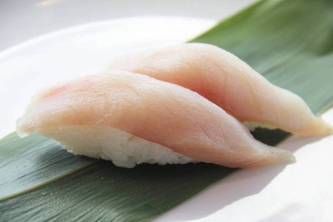 Tuna Nigiri Sushi (2 pcs)