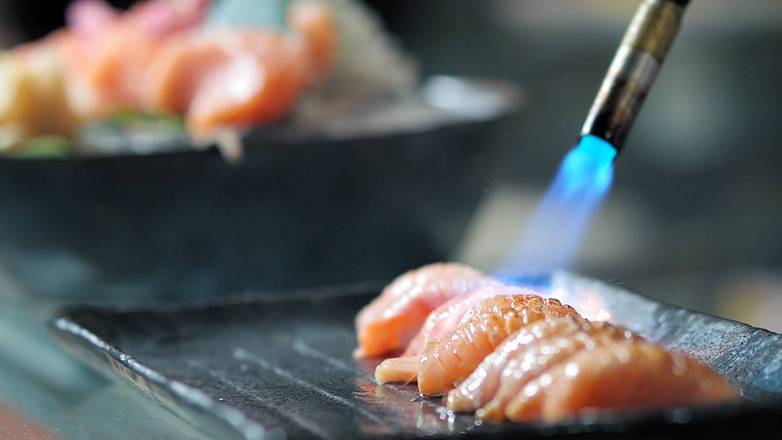 Seared salmon sushi (2pcs)
