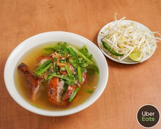 Soupe aux nouilles avec canard rôti / Noodles Soup with roasted duck / Mì Vịt Quay