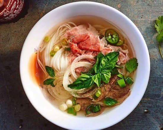 Phở Vietnamien Soupe Tonkinese de boeuf Bien cuit/ Phở soup with well done beef/ Phở nạm