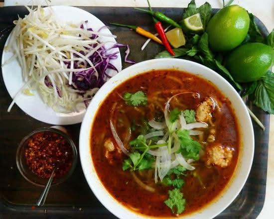 Soupe au Bœuf et Pâté / Vietnamese Spicy Soup 🌶/Bún bò huế