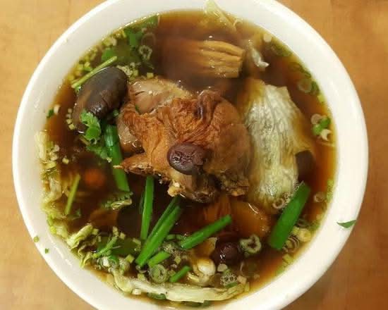 Soupe avec Canard au Bain-maire et Herbes Chinois / Noodles Soup with Duck in Mayor's Bath and Chinese Herbs/Mì Vịt Tiềm