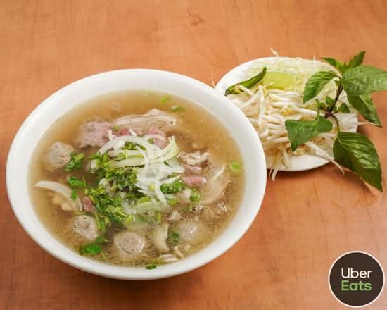 Phở Vietnamien Soupe Tonkinese avec boulette de boeuf/ Phở soup with beef ball/ Phở bò viên