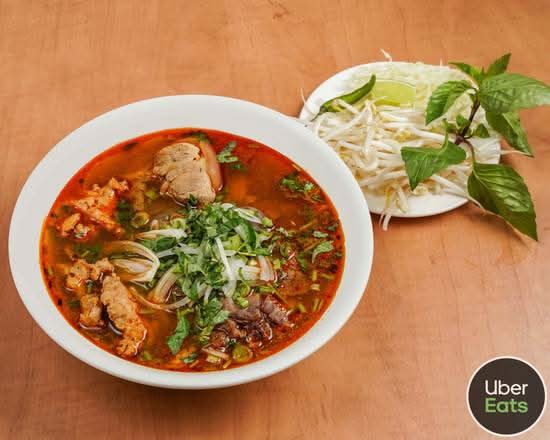 Phở Vietnamien Soupe Tonkinese avec boeuf saignant/ Phở soup with rare beef/ Phở tái