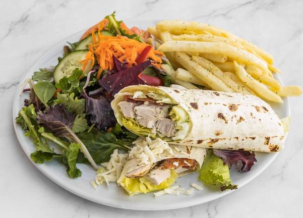 Wrap au poulet césar avec frites et salade / Chicken Caesar Wrap with Fries and Salad