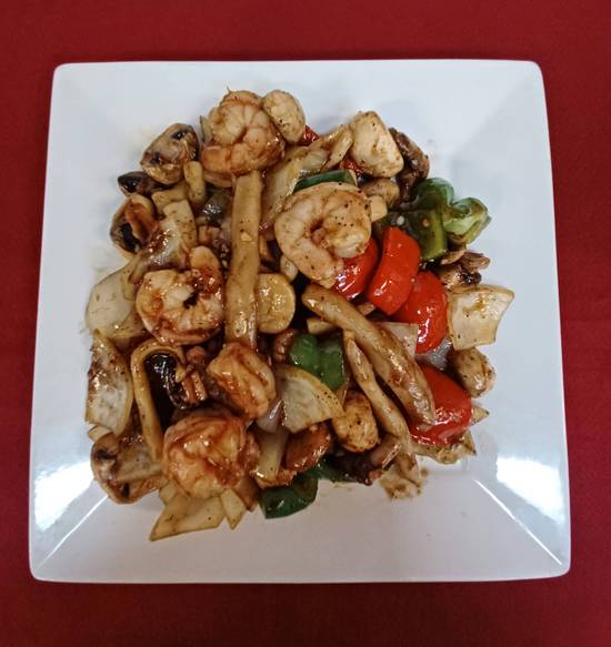 76. Three Kinds of Seafood with Black Pepper Sauce