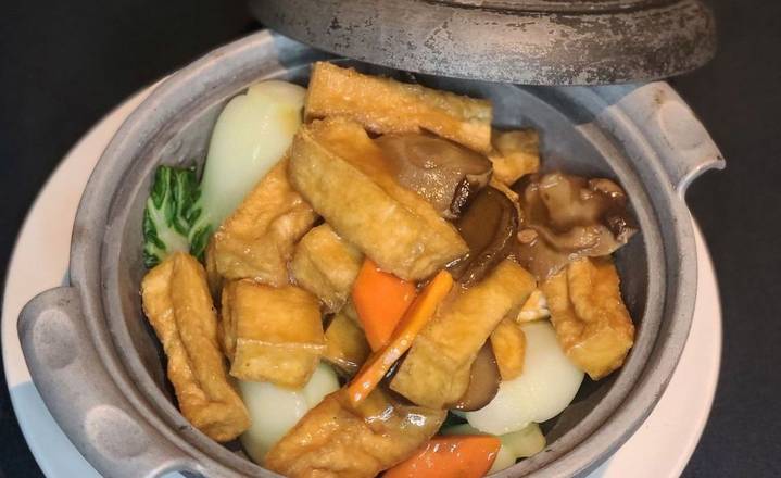 Stir Fried tofu, Shiitake Mushroom & Assorted Vegetables en Casserole/D33