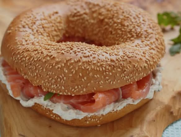 Bagel Saumon Fumé et Fromage à la Crème / Smoked Salmon and Cream Cheese Bagel