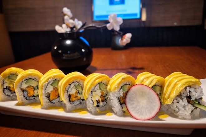 MR 26. Philip Mango Roll (8pcs)