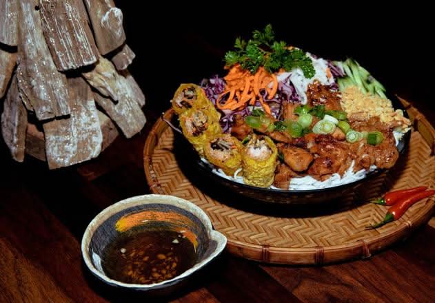 V2. Bun Ga Nuong, Cha Gio