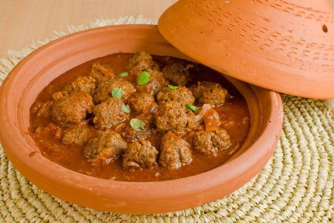 Tajine de kefta servi avec du pain maison