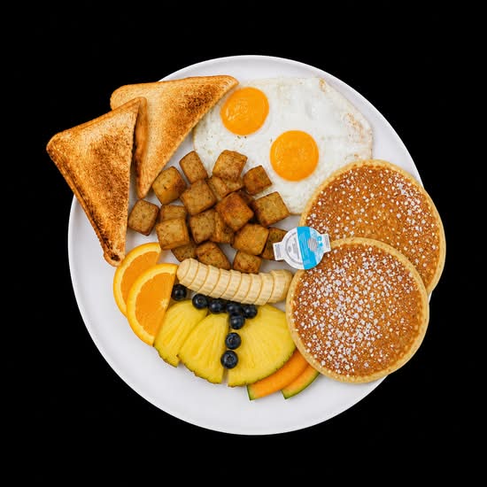 Deux (2) oeufs (2) crêpes ou pain doré / Two (2) eggs, two (2) pancakes or french toast