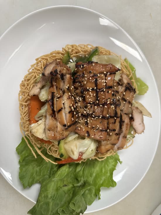 Nouilles sauté croutillantes au poulet grillé