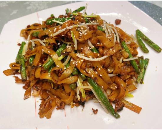 Fried Rice Noodle with Green Beans, Preserved Vegetable & Minced Pork (欖菜肉碎四季豆炒河)