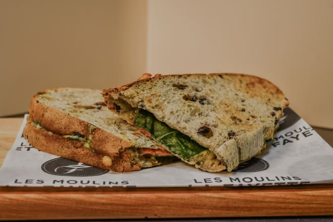 Grilled Cheese Tomate Pesto Sandwich