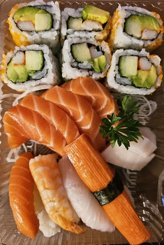 182. Sushi Sashimi and Maki Combo B