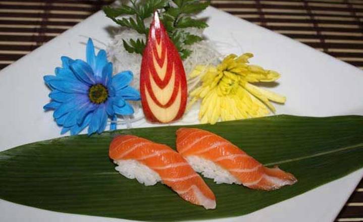 Salmon Sushi (2pcs)