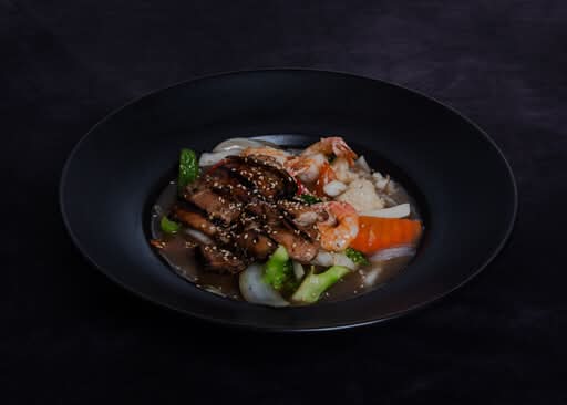 Poulet et crevettes sautés servis avec légumes / Sautéed Chicken and Shrimp Served with Vegetables
