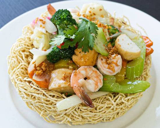 Crispy Chow Mein with Seafood and Vegetables (Mi xao gion voi hai san)