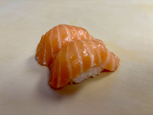 Sake Salmon Sushi (2 Pcs)
