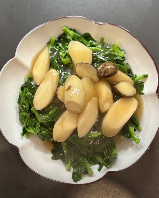 J6. Snow Pea Leaves in Goji Berry with Congee/King Mushroom ( 米皇杞子豆苗/皇子菇扒豆苗 )