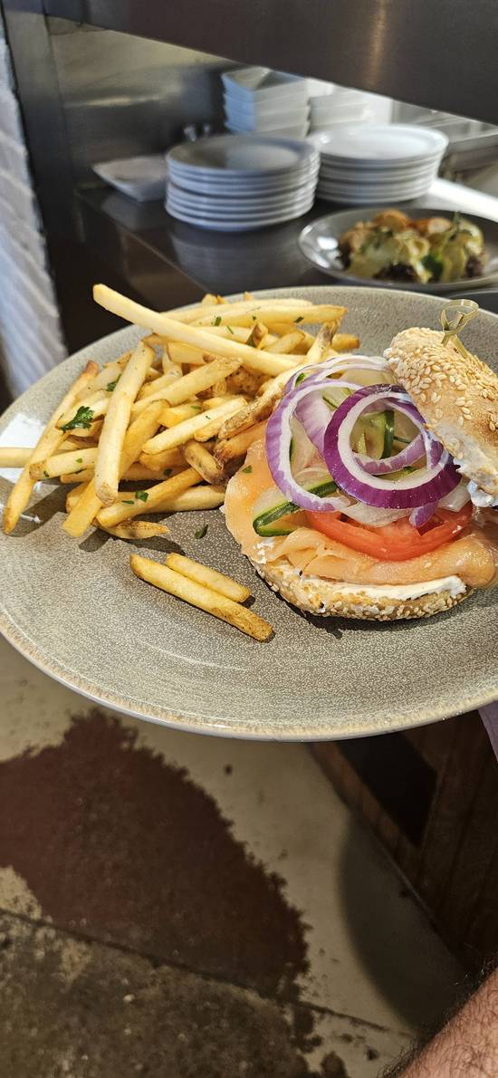 SANDWICH AU SAUMON FUMÉ/ BAGEL LOX SANDWICH