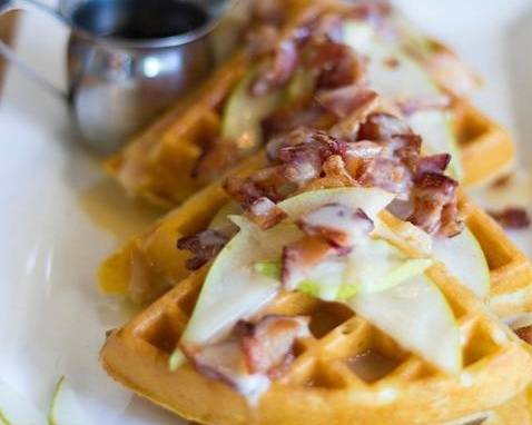 GAUFRE AUX POIRES ET BACON / PEAR AND BACON WAFFLE