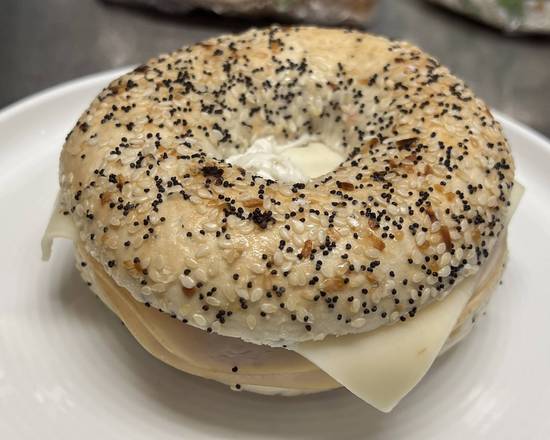SMOKED TURKEY & EGG BAGEL