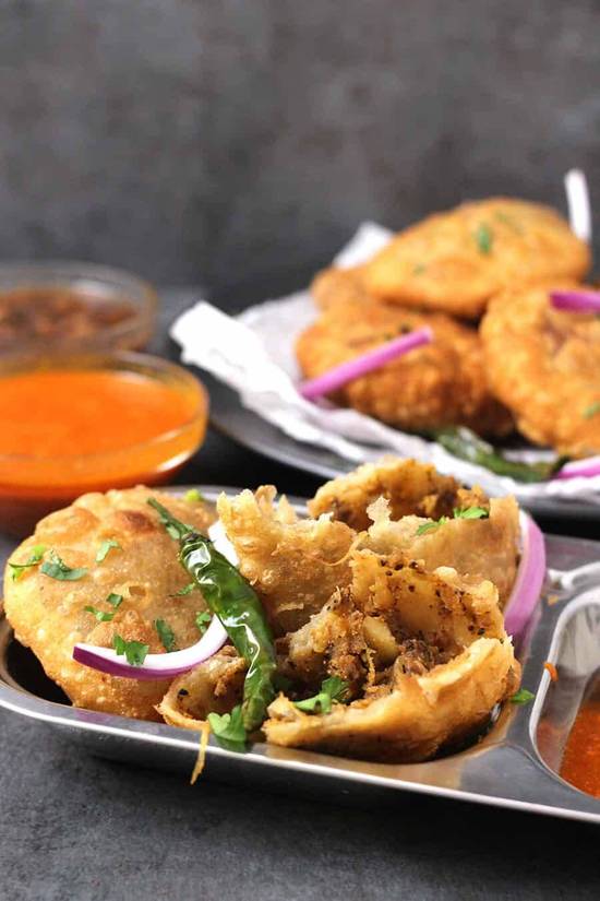 Pyaz Kachori (2 Pcs) Plate