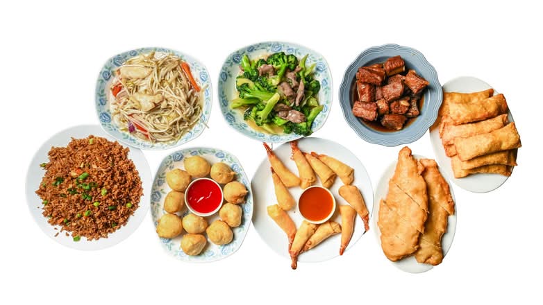 #3 Met Cantonnais 4 Pers. Egg Roll (8), Riz Frit Au Poulet, Côtes Levées À L'ail, Chow Mein Au Poulet, Poulet Soo-guy, Rouleaux Aux Crevettes (8), Bœuf Au Brocoli