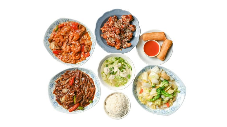 DD :4 Personnes. Entrée: 4 Soupe Wonton , 4 Rouleaux Impériaux, Poulet Général Tao (Légèrement Épicé), Bœuf Au Poivre Noir (Légèrement Épicé), Crevettes À La Thaïlandaise Et Cari Rouge (Moyennement Épicé), Légumes Assortis Riz Vapeur. / 4 People. Entree: Choice of Wonton or Hot and Sour Soup, 4 Imperial Rolls, General Tao Chicken (Mildly Spicy), Black Pepper Beef (Mildly Spicy), Thai Shrimp and Red Curry (Medium Spicy), Assorted Vegetables, Steamed Rice