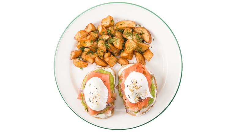 2 tartines à l'avocat et saumon fumé avec pommes de terre / 2 avocado and smoked salmon toast with potatoes