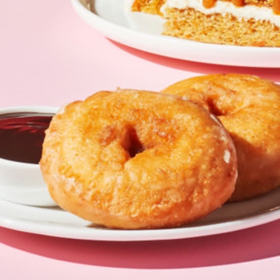 6 Beignes d'antan glacés au miel avec coulis / 6 Honey Glazed Beignes d'antan Donuts with Coulis
